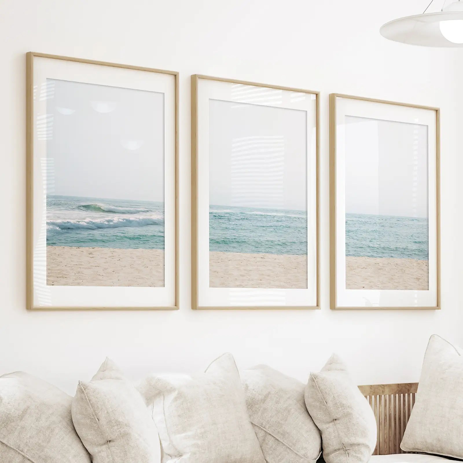 Beige Blau Minimalistische Meeresstrand-Fotografie. 3-teilige Wandkunst
