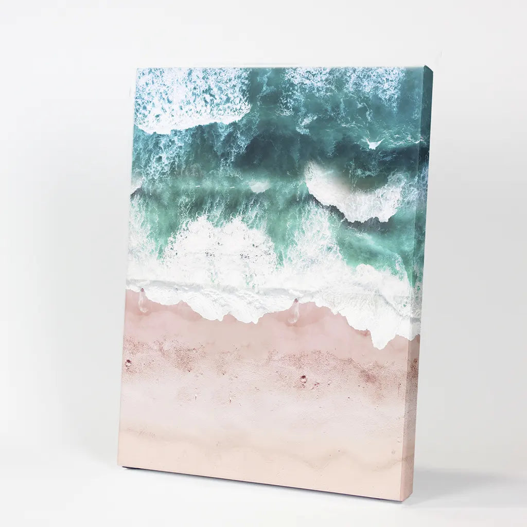 Küstendekoration für die Wand. Rosa Strand, blaue Wellen