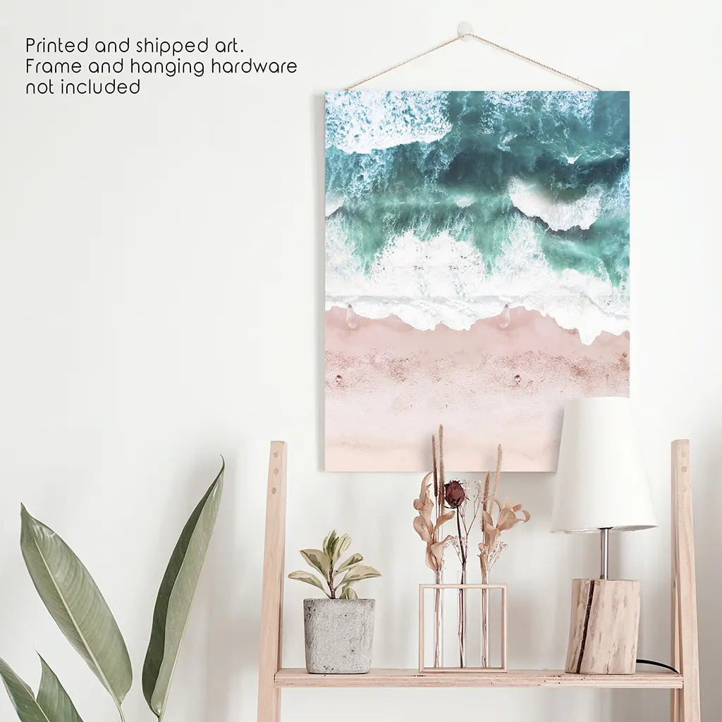 Küstendekoration für die Wand. Rosa Strand, blaue Wellen