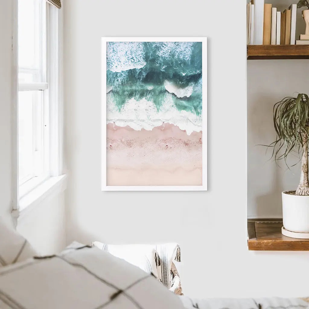 Küstendekoration für die Wand. Rosa Strand, blaue Wellen
