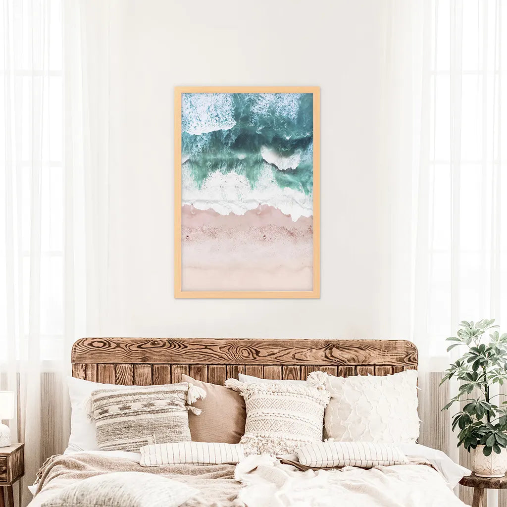 Küstendekoration für die Wand. Rosa Strand, blaue Wellen