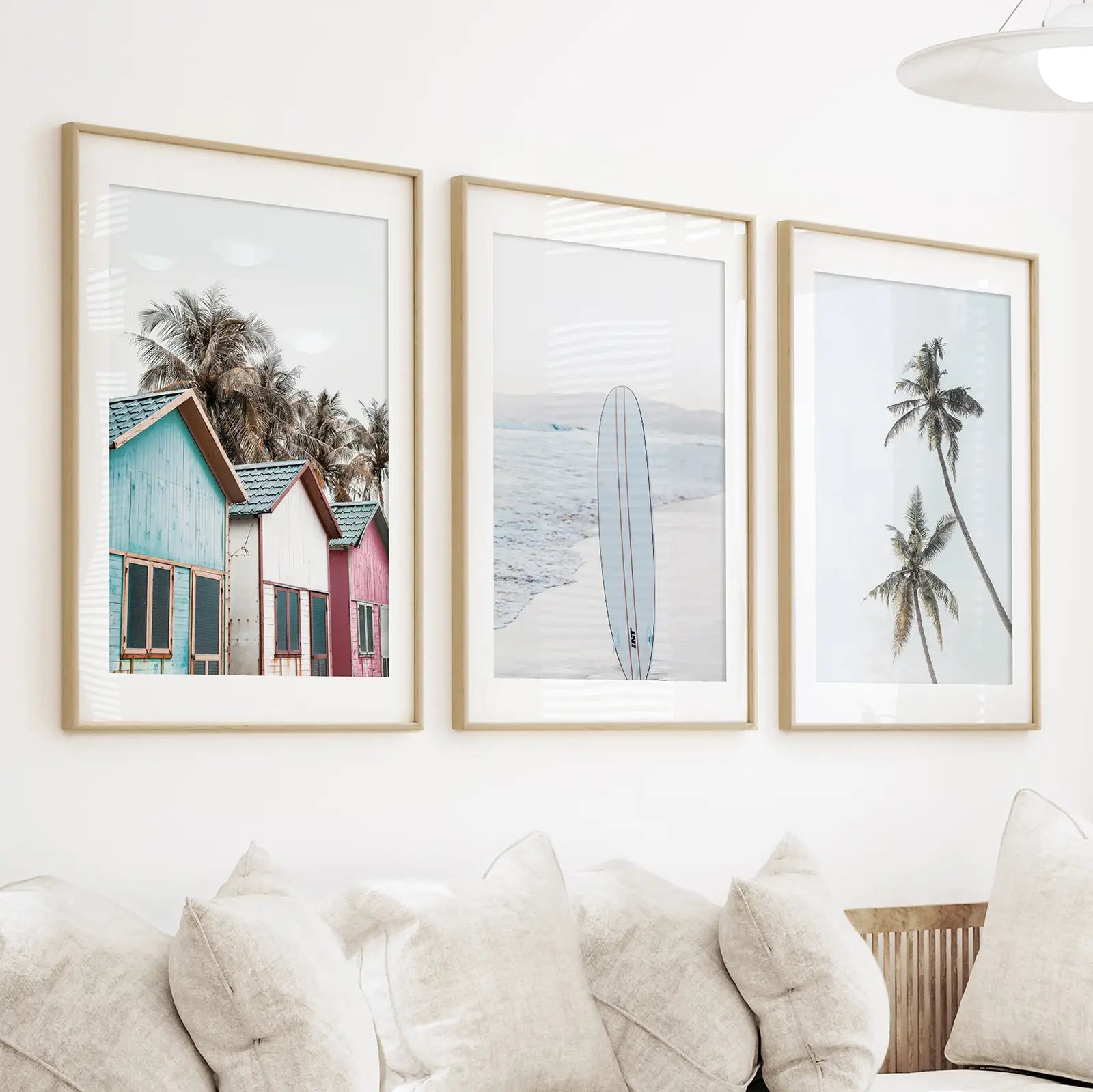 Kalifornische Boho Wandkunst. Surfbrett, Palmen, Strand, Hütten
