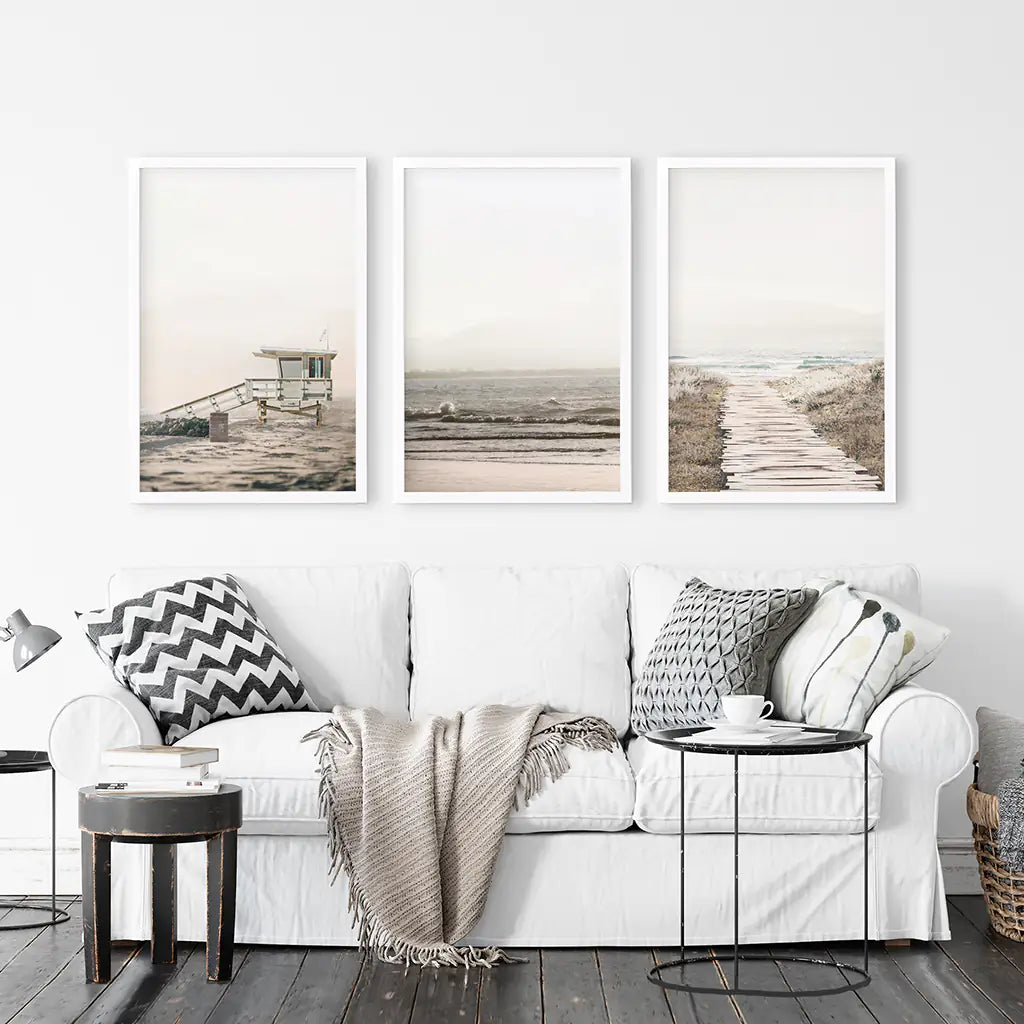 3-teilige beige Wandkunst im Küstenstil. Wellen, Strandweg, Rettungsschwimmer