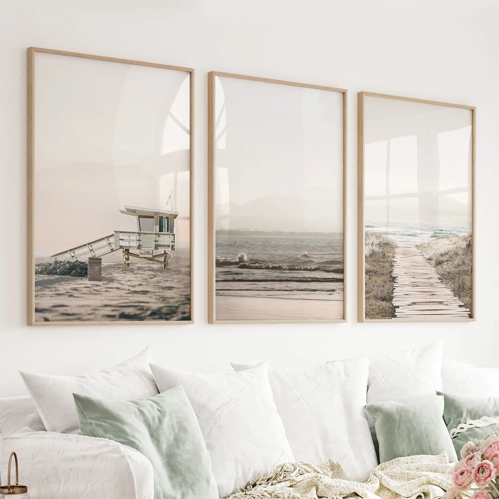 3-teilige beige Wandkunst im Küstenstil. Wellen, Strandweg, Rettungsschwimmer