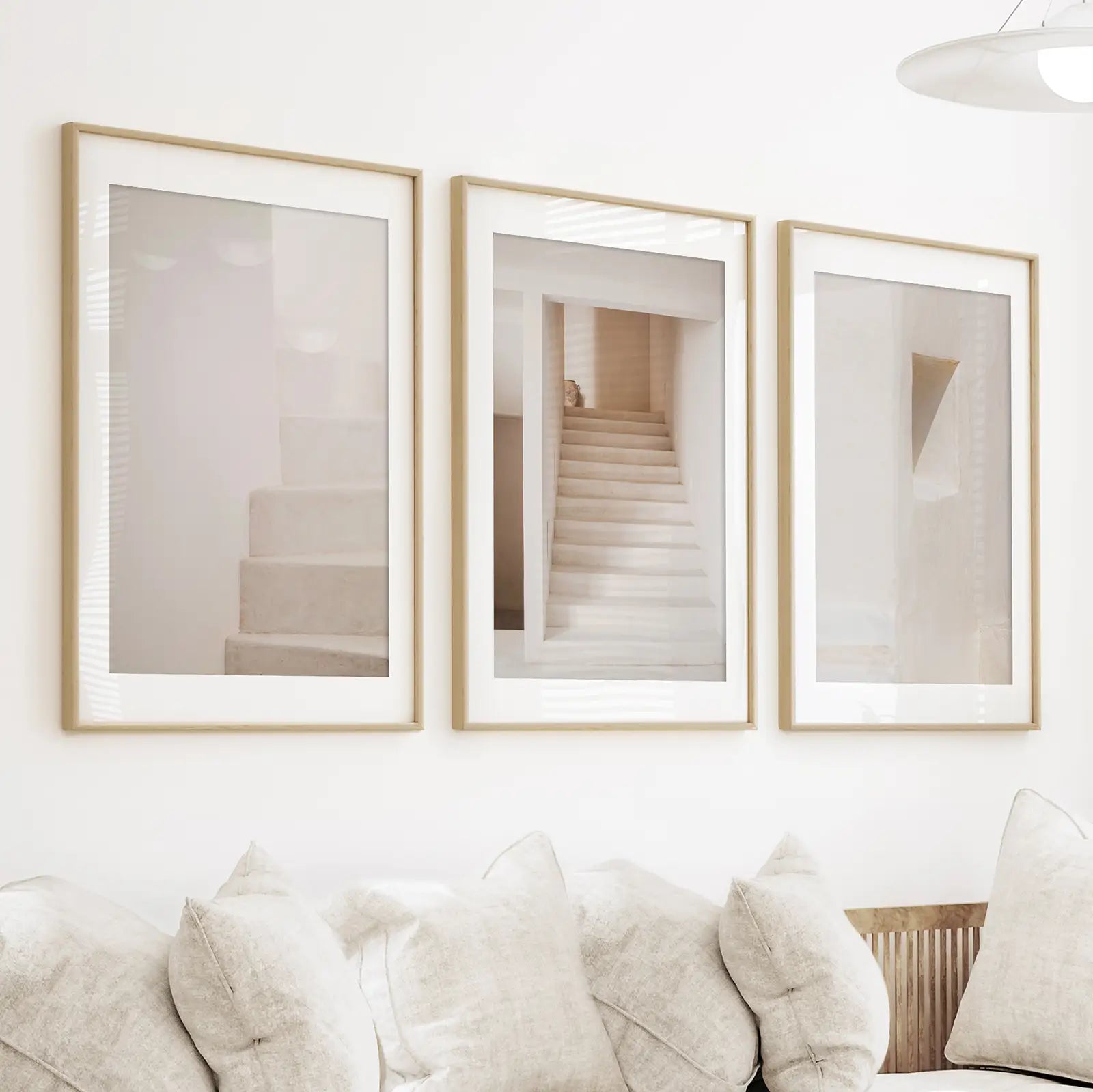 Beigefarbene architektonische Kunstdrucke. Treppen in hellen Farbtönen