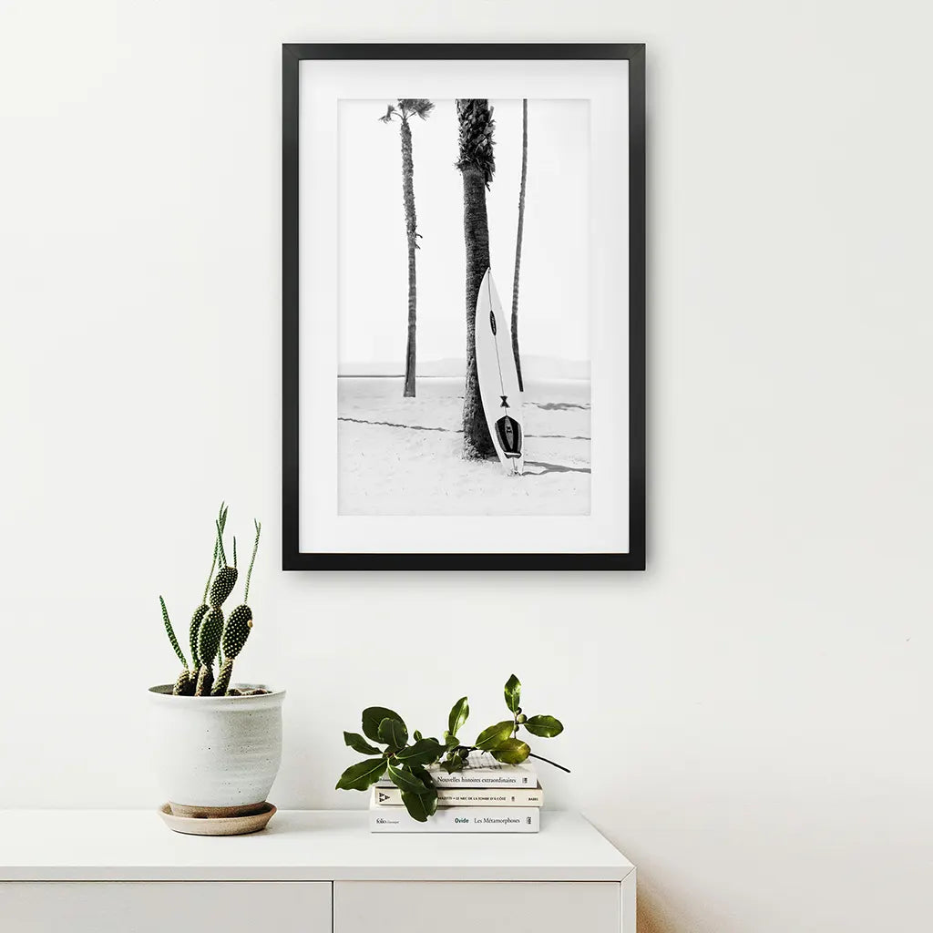 Schwarz-weißes Boho-Sommerposter. Surfbrett, Palmen