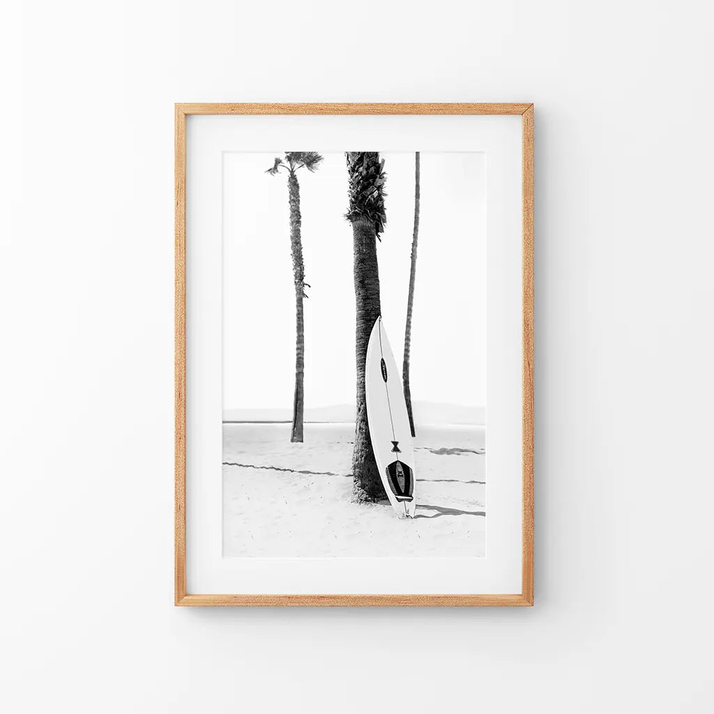 Schwarz-weißes Boho-Sommerposter. Surfbrett, Palmen
