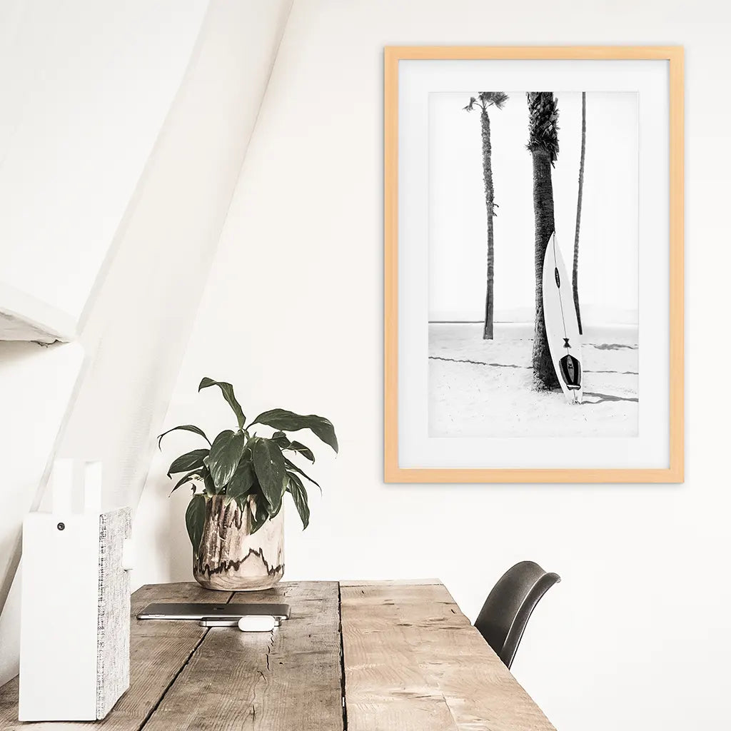 Schwarz-weißes Boho-Sommerposter. Surfbrett, Palmen