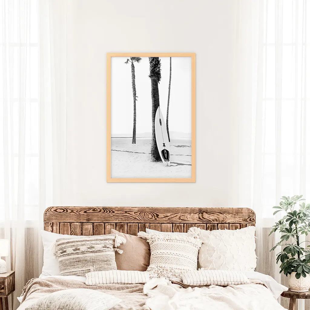 Schwarz-weißes Boho-Sommerposter. Surfbrett, Palmen