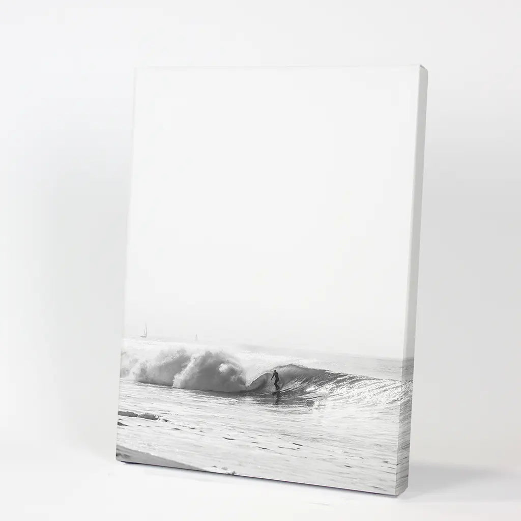 Schwarz-weißes tropisches Boho-Wanddekor. Surfer, Wellen