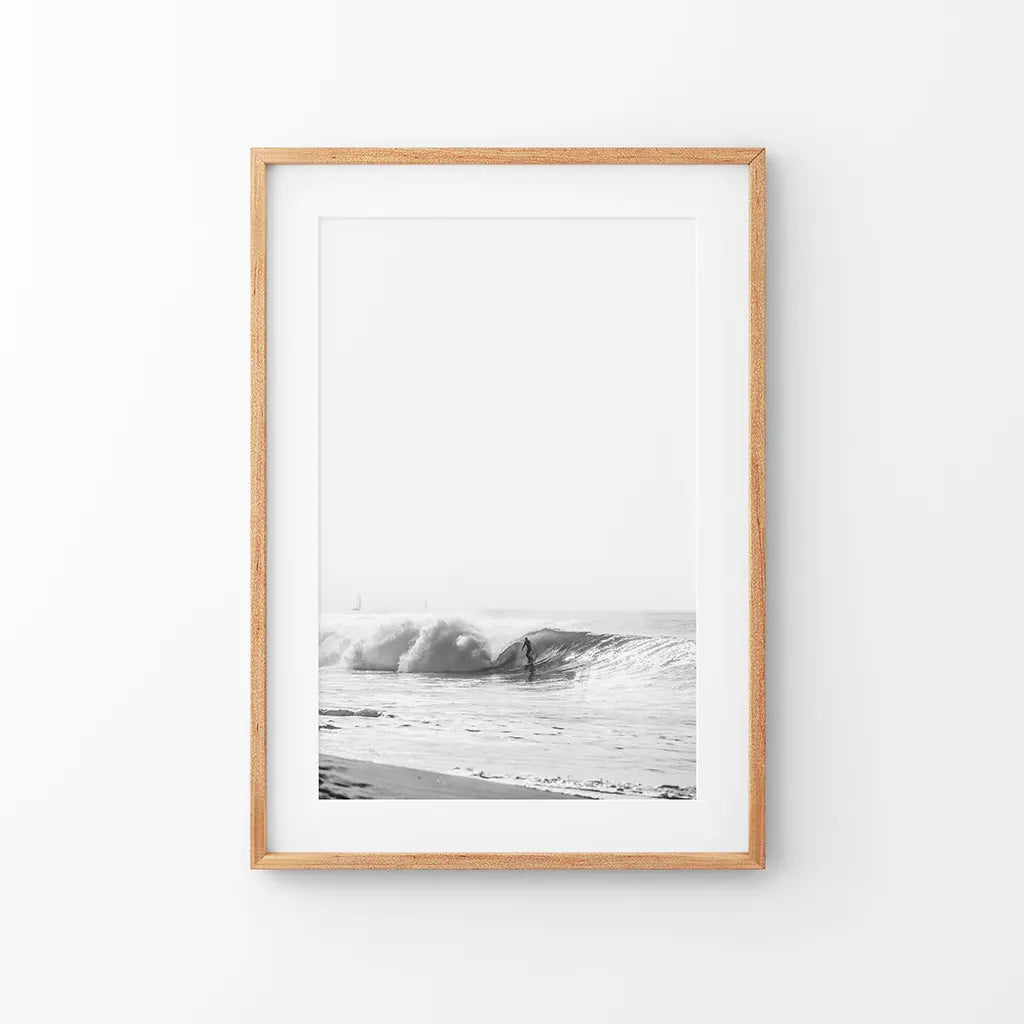Schwarz-weißes tropisches Boho-Wanddekor. Surfer, Wellen