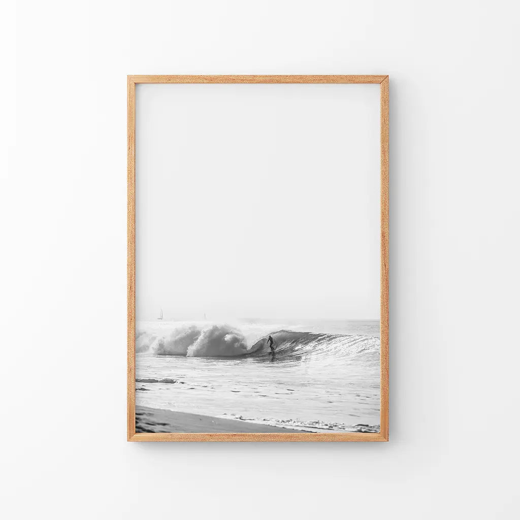 Schwarz-weißes tropisches Boho-Wanddekor. Surfer, Wellen