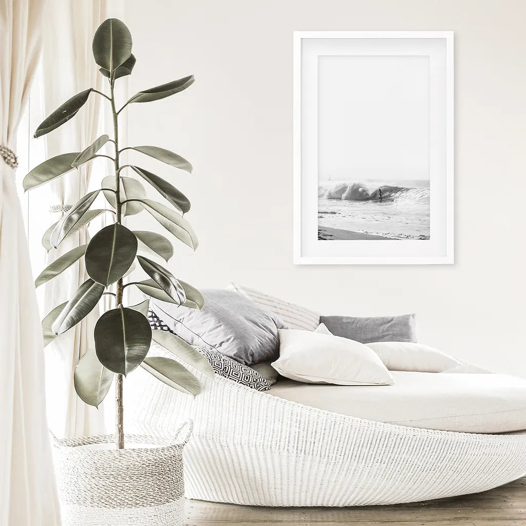 Schwarz-weißes tropisches Boho-Wanddekor. Surfer, Wellen