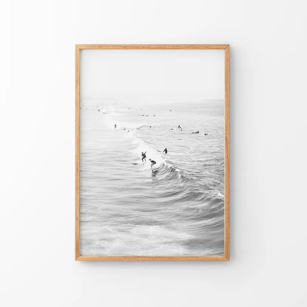 Schwarz-Weiß-Surfer auf den Wellen Wandkunstdruck
