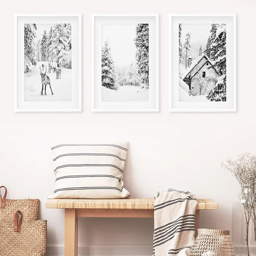Schwarze, weiße Wandkunst für den Winterwald. Rentiere, Hütte