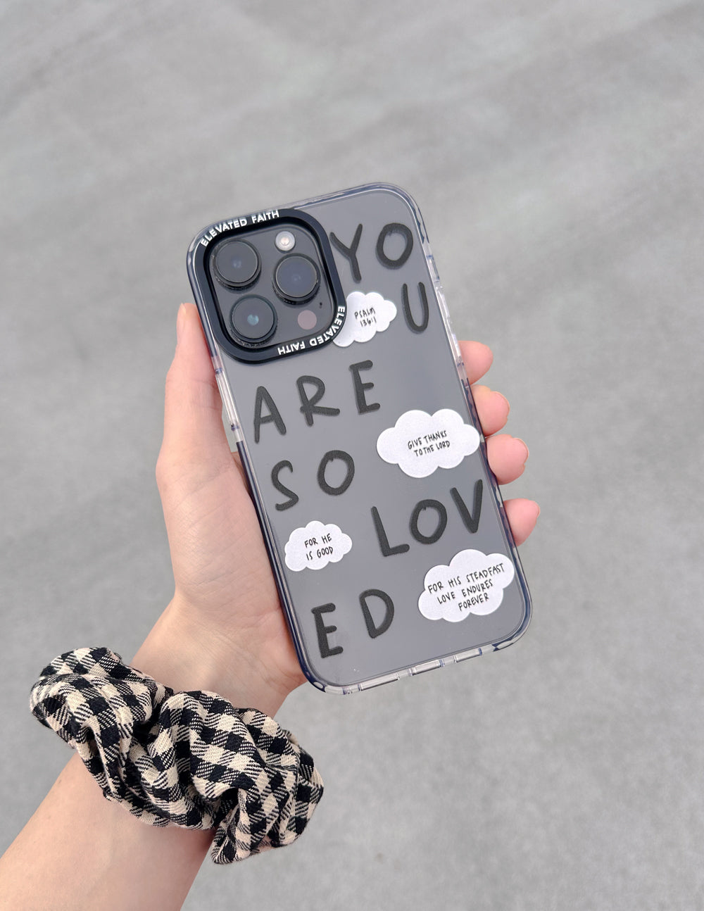 Schwarze Handyhülle mit Aufschrift „You Are So Loved“