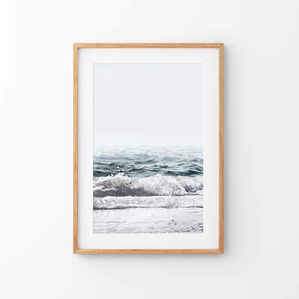 Minimalistischer Ozean Wandkunstdruck. Blaue Wellen, Schaum