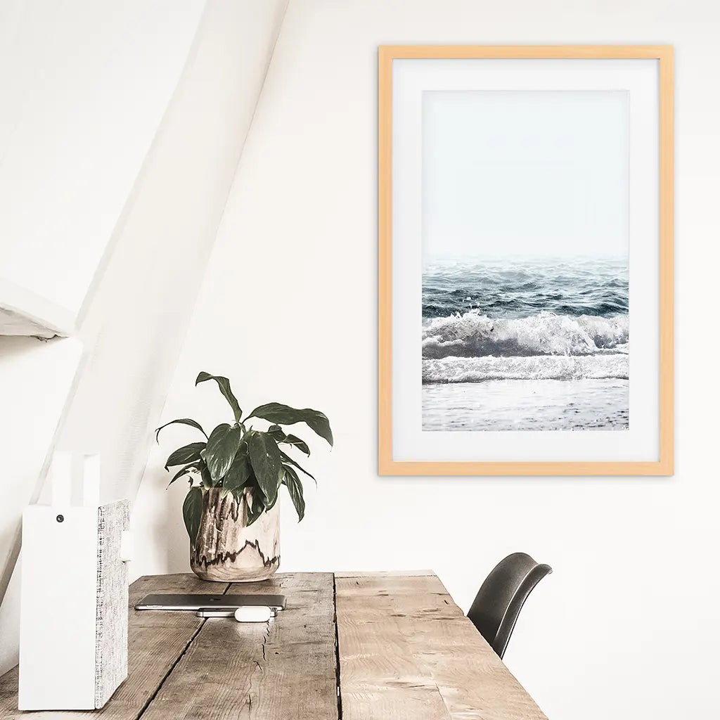 Minimalistischer Ozean Wandkunstdruck. Blaue Wellen, Schaum