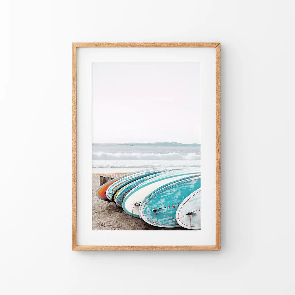 Farbige Surfbretter am Strand. Ozean Surfen Druck