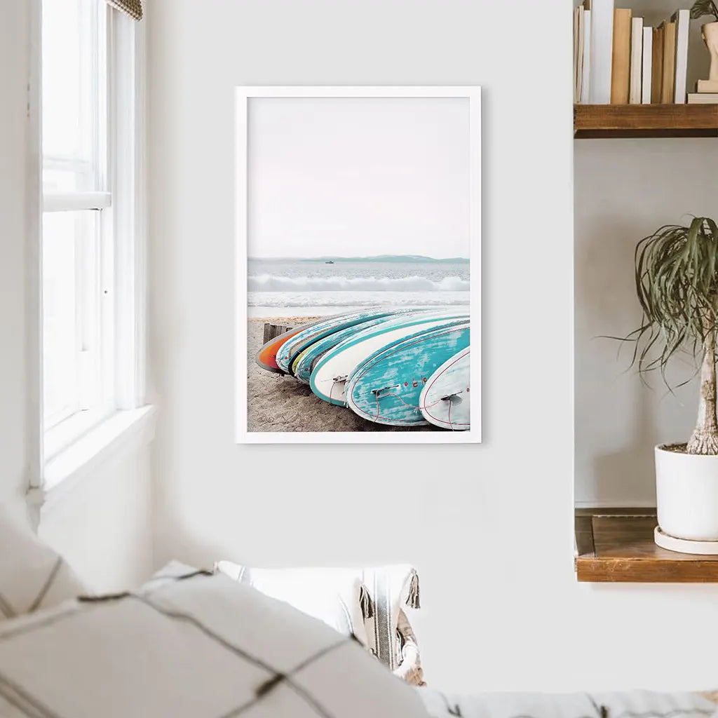 Farbige Surfbretter am Strand. Ozean Surfen Druck