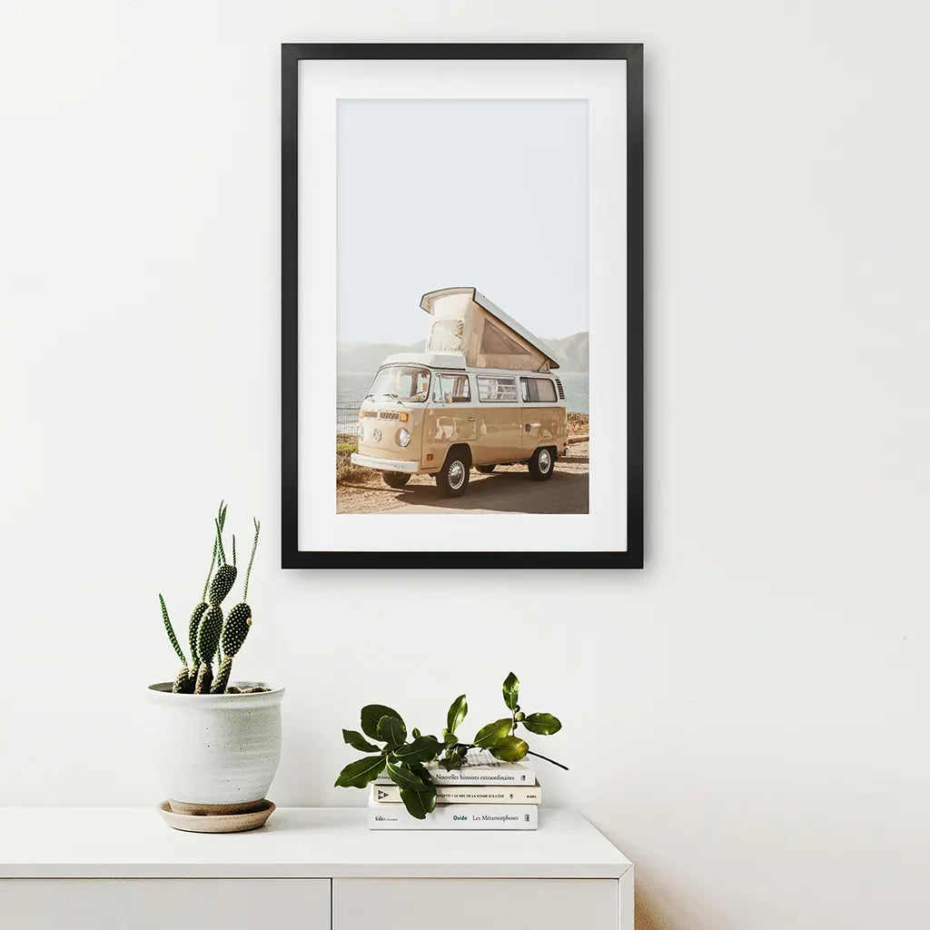 Gelbe Vintage Hipster-Van-Wandkunst. Sommerreise