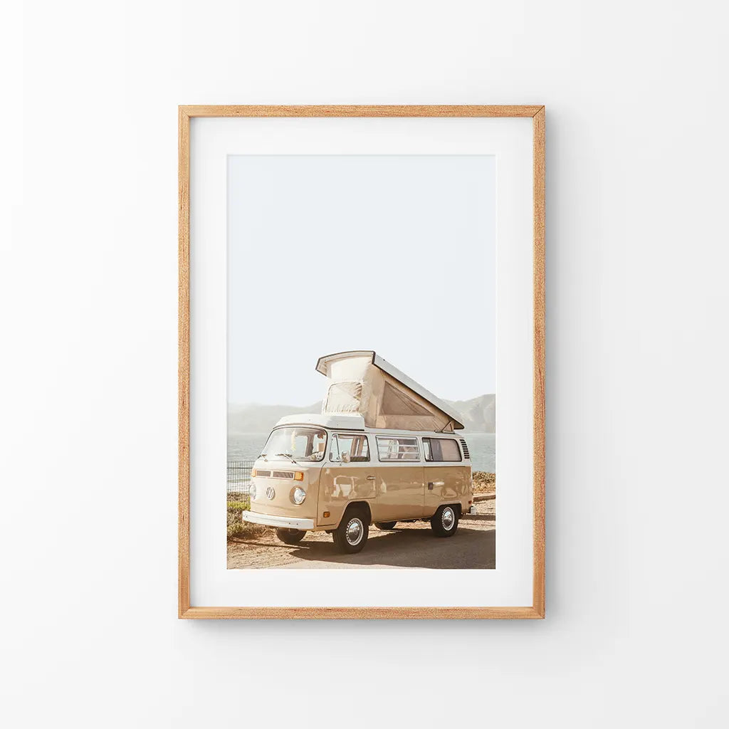 Gelbe Vintage Hipster-Van-Wandkunst. Sommerreise