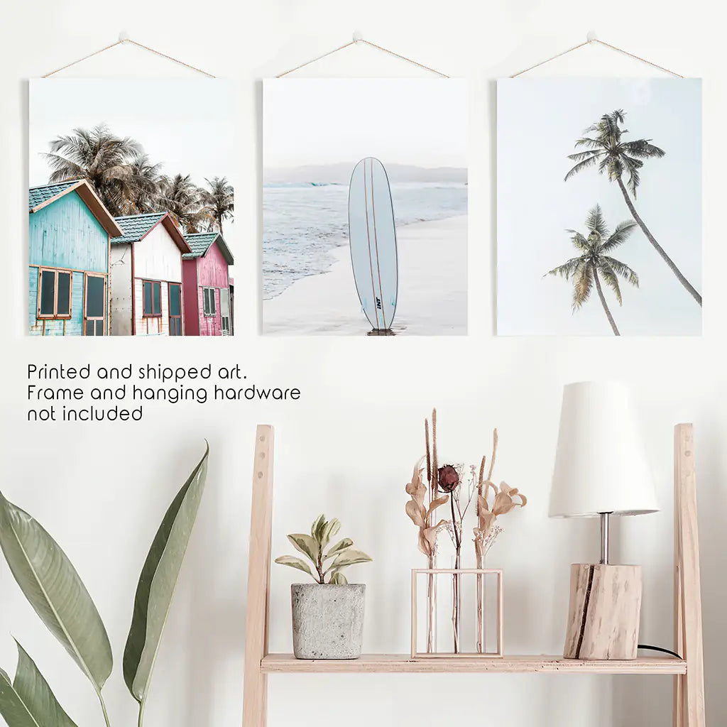 Kalifornische Boho Wandkunst. Surfbrett, Palmen, Strand, Hütten