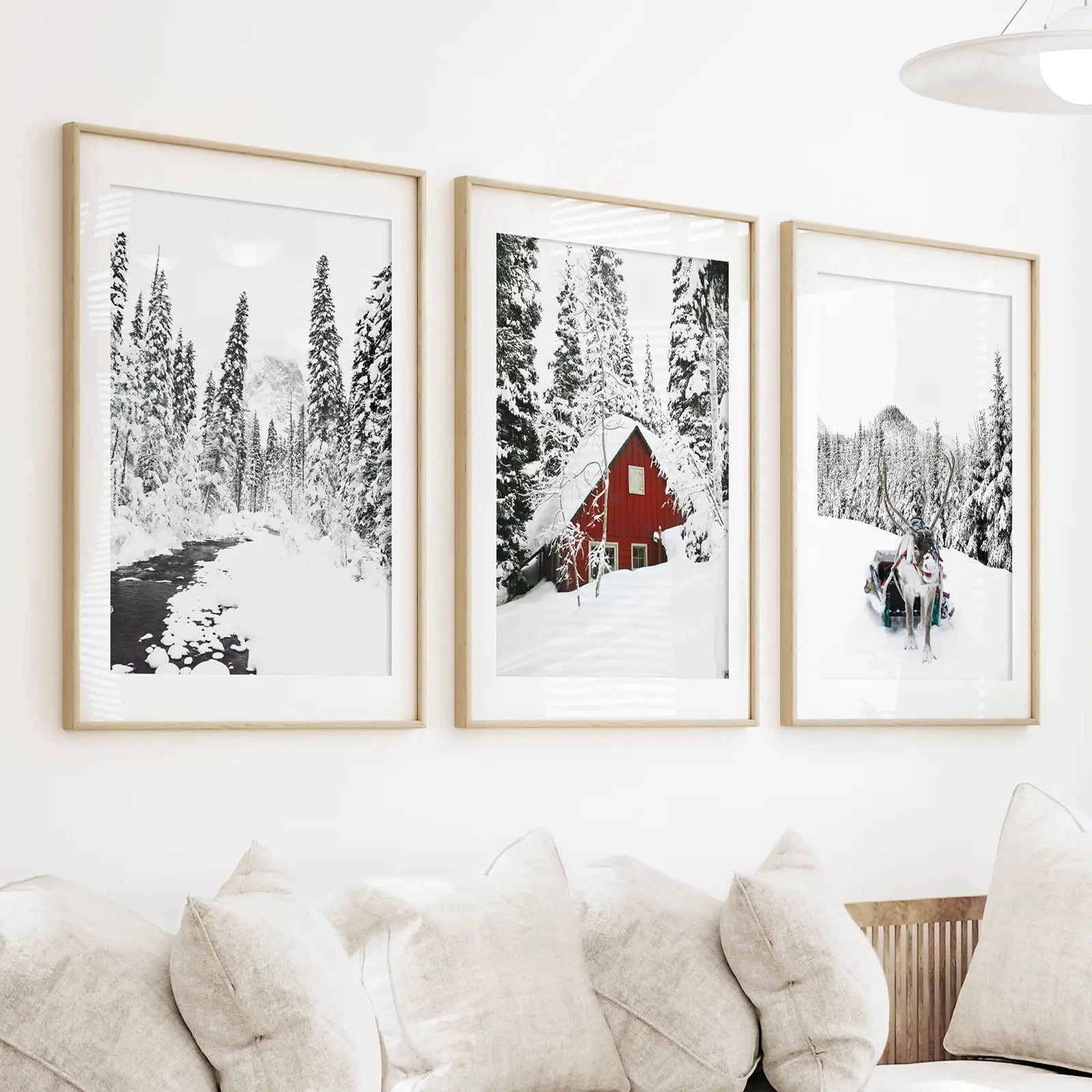 Weihnachtshirsch-Wandkunst-Set, 3-teilig. Rote Scheune, zugefrorener Fluss
