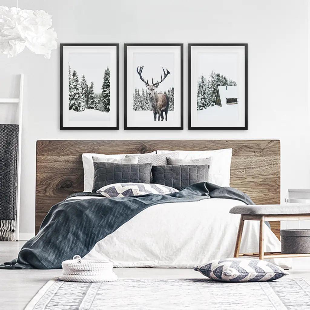 3-teilige Weihnachtswandkunst. Wald, Blockhütte, Rentier