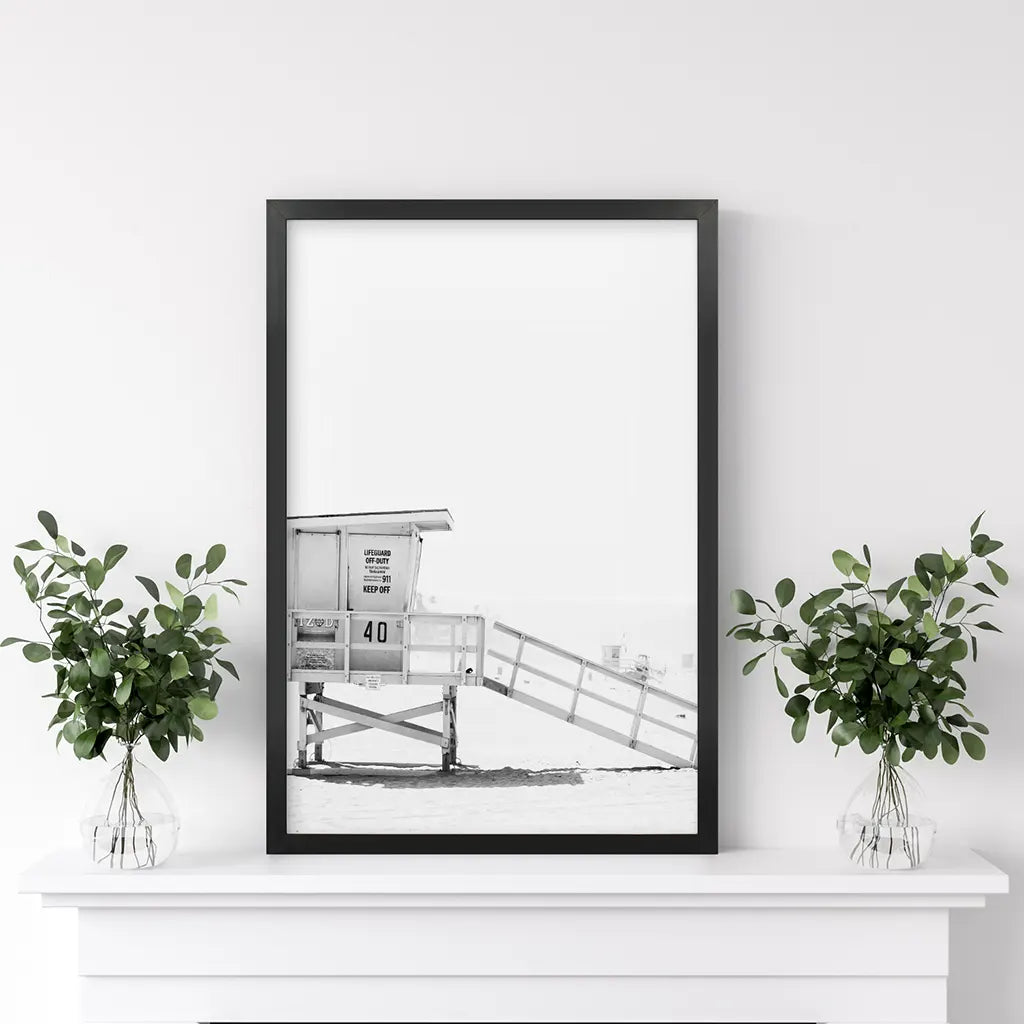 Schwarz-Weißer Rettungsschwimmerturm Poster. Küsten Sommer Wandkunst