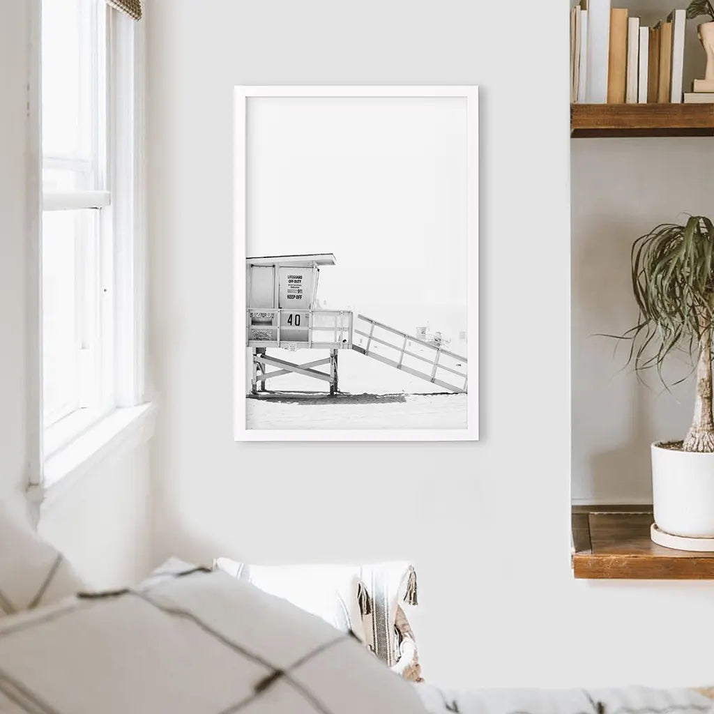 Schwarz-Weißer Rettungsschwimmerturm Poster. Küsten Sommer Wandkunst
