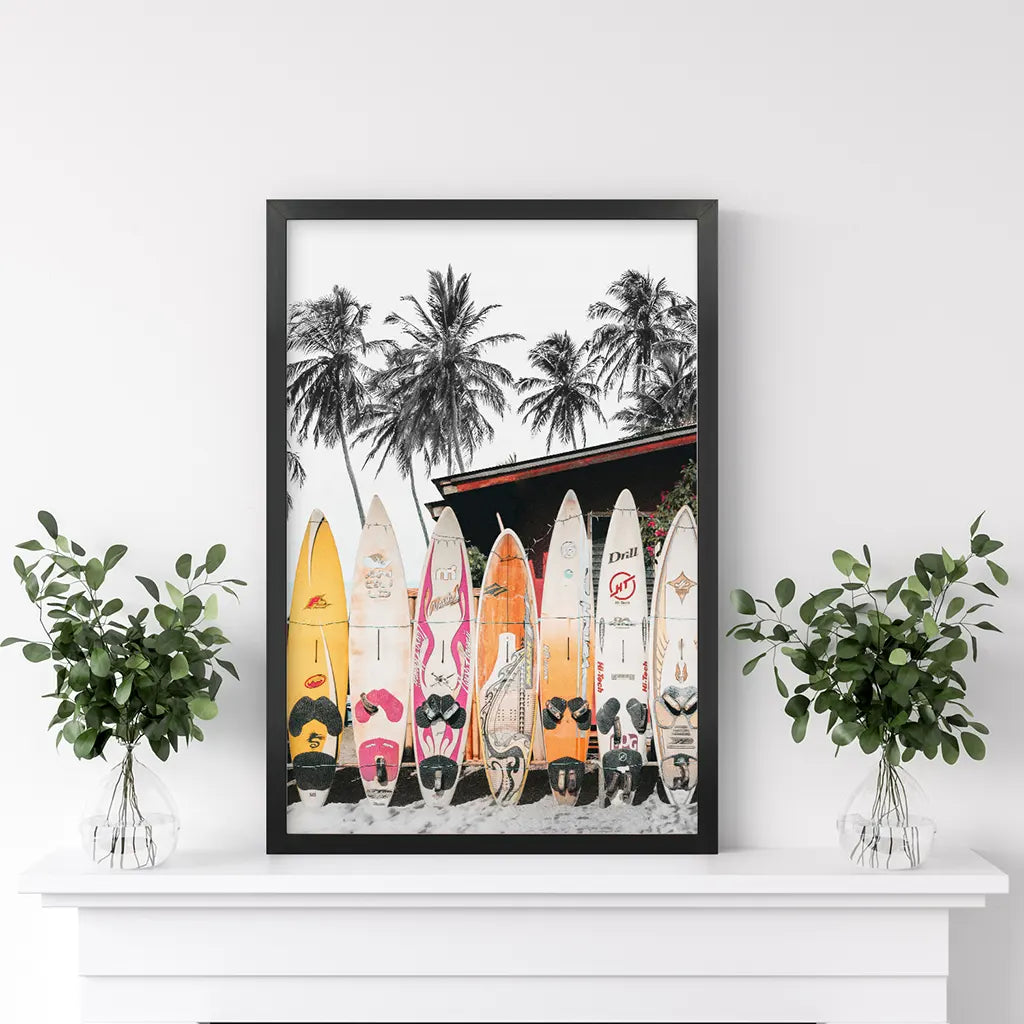 Thema Tropisches Strandleben. Druck mit orangen Surfbrettern