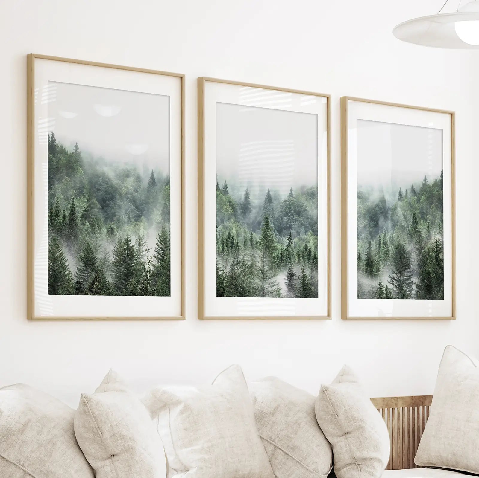 Minimalistisches 3er-Set mit grünen, nebelverhangenen Bergwald-Drucken