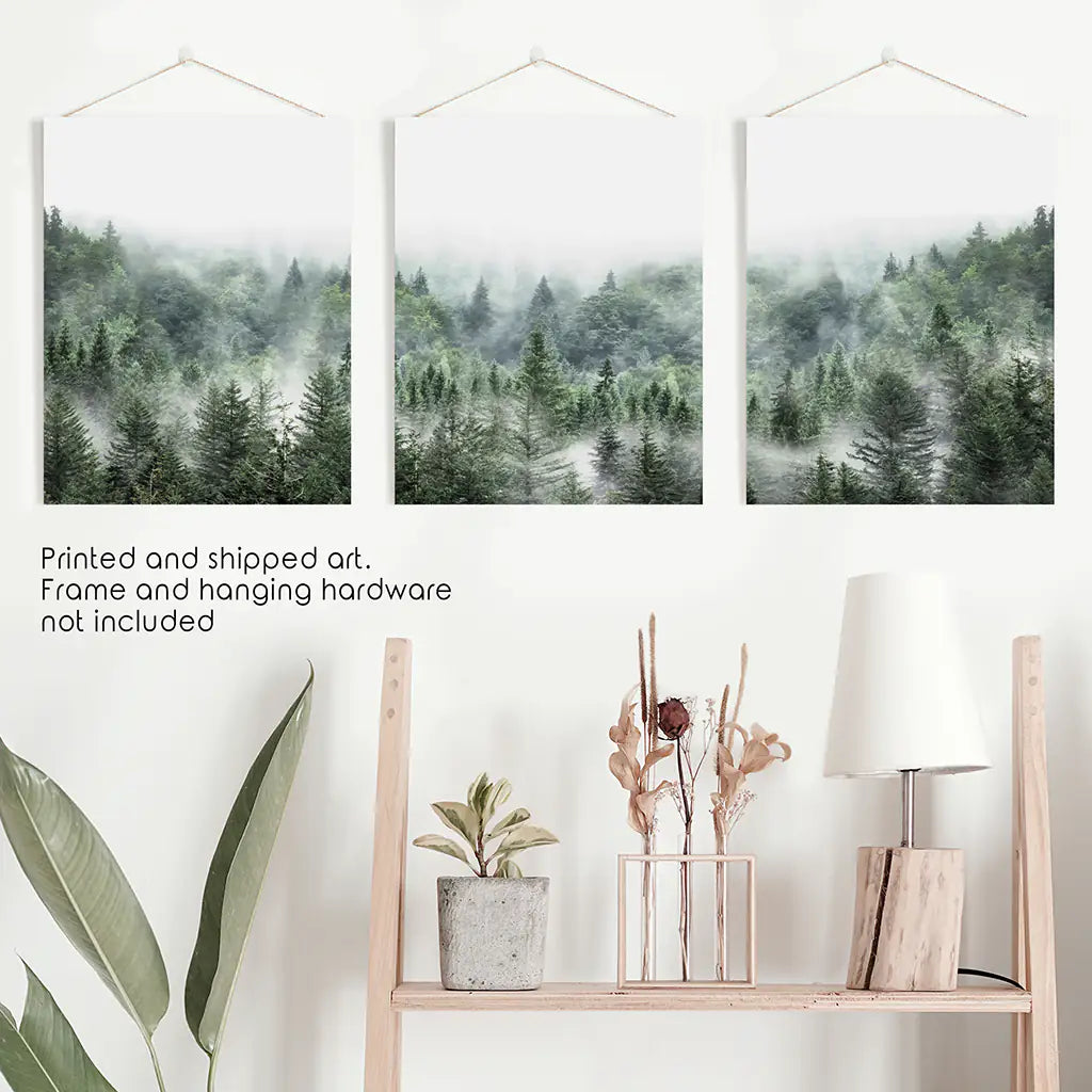 Minimalistisches 3er-Set mit grünen, nebelverhangenen Bergwald-Drucken