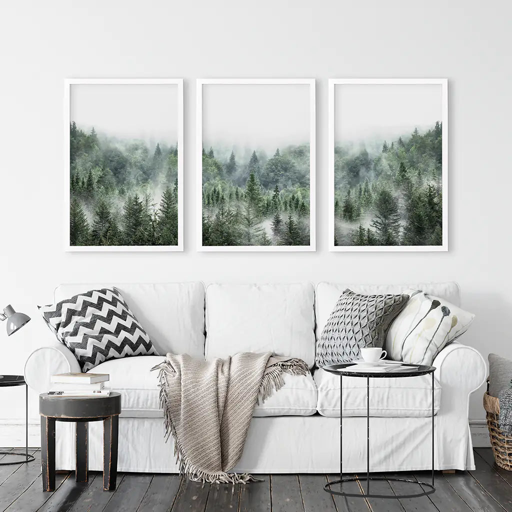 Minimalistisches 3er-Set mit grünen, nebelverhangenen Bergwald-Drucken