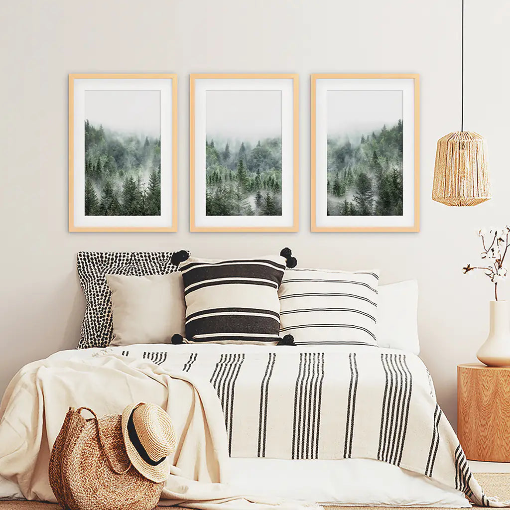 Minimalistisches 3er-Set mit grünen, nebelverhangenen Bergwald-Drucken