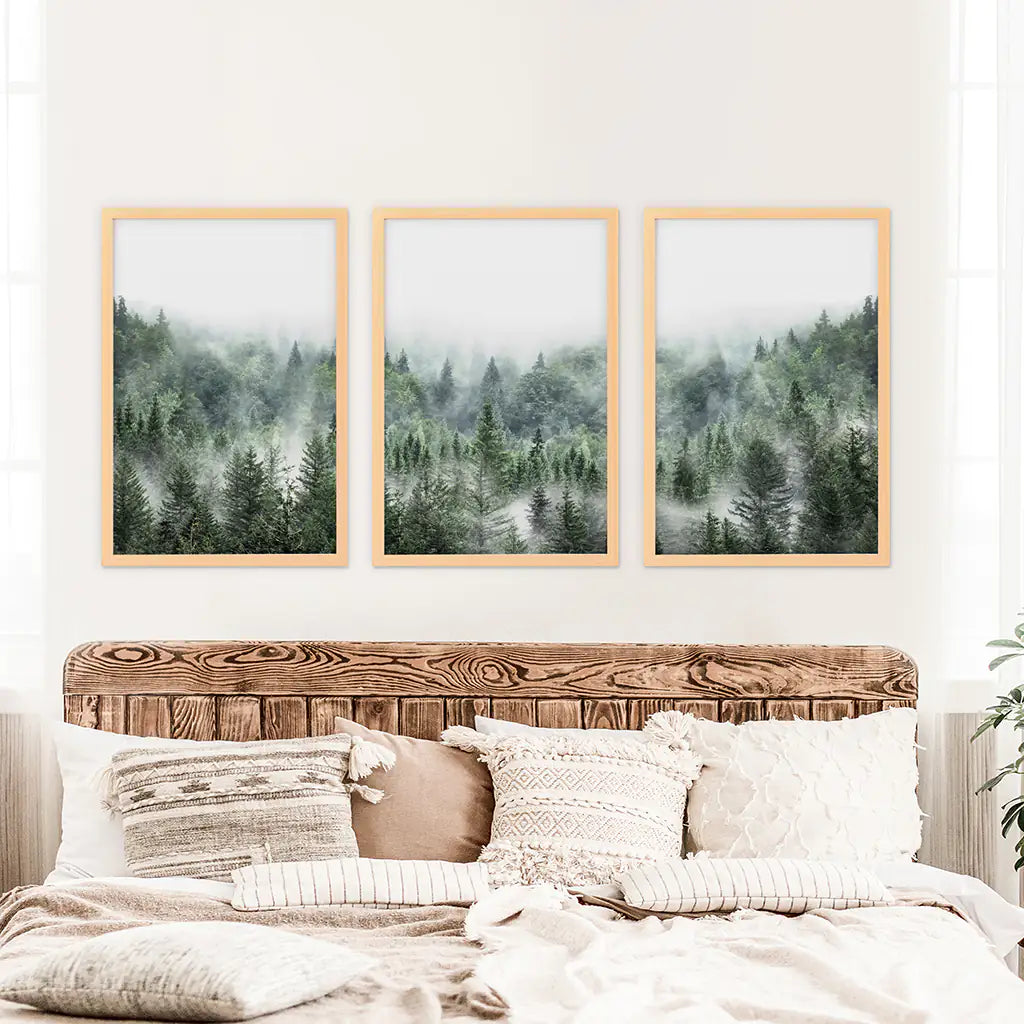 Minimalistisches 3er-Set mit grünen, nebelverhangenen Bergwald-Drucken