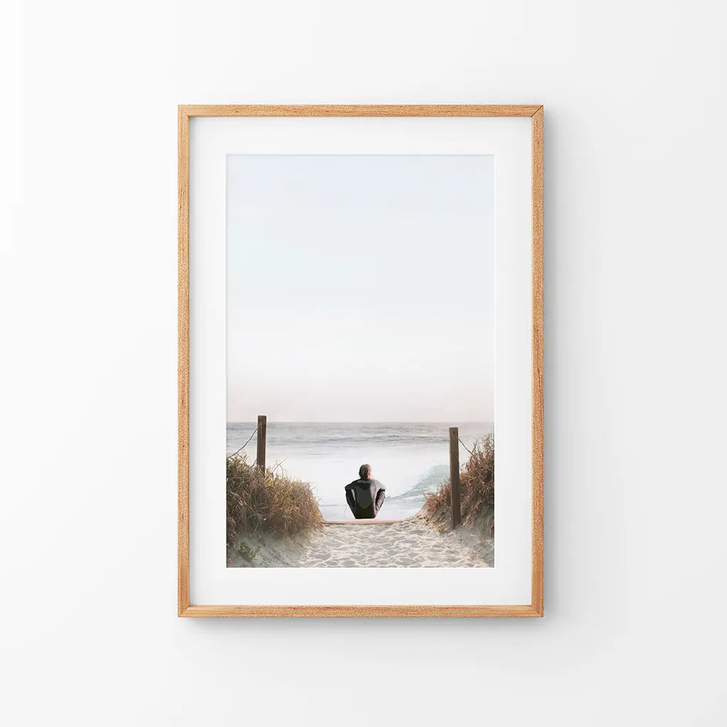Inspirierender, entspannender Sommer-Druck. Surfer am Strand