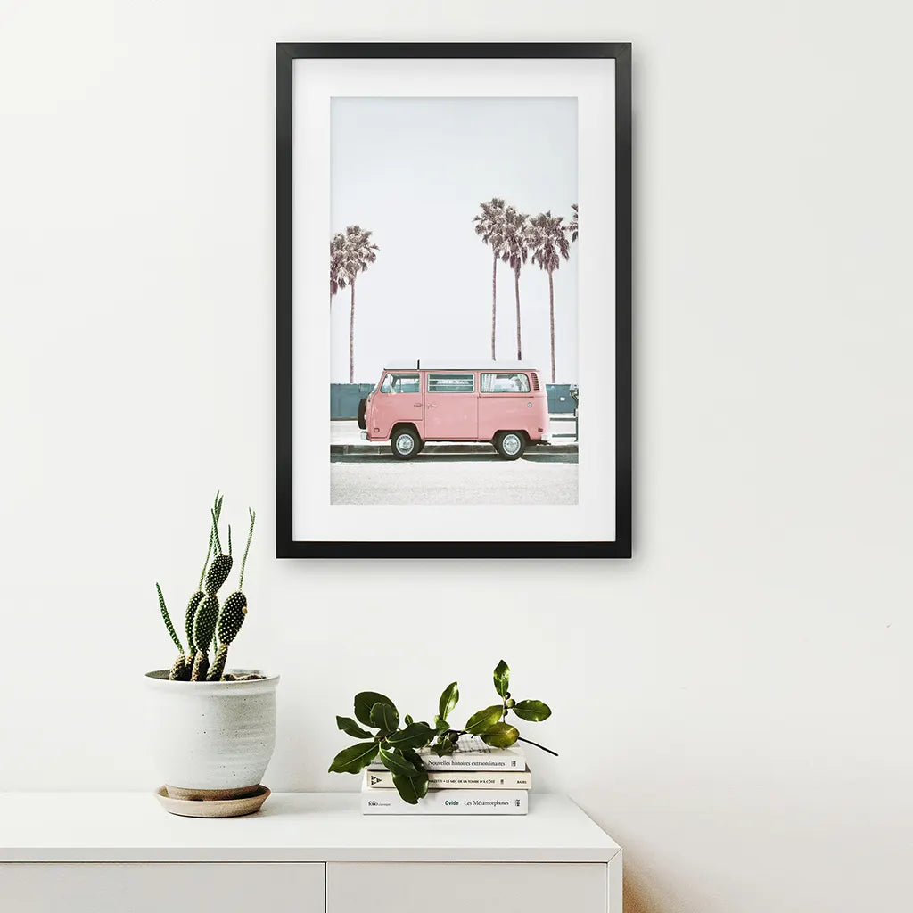 Reise-Deko für die Wand mit rosa Van. Kalifornischer Sommer