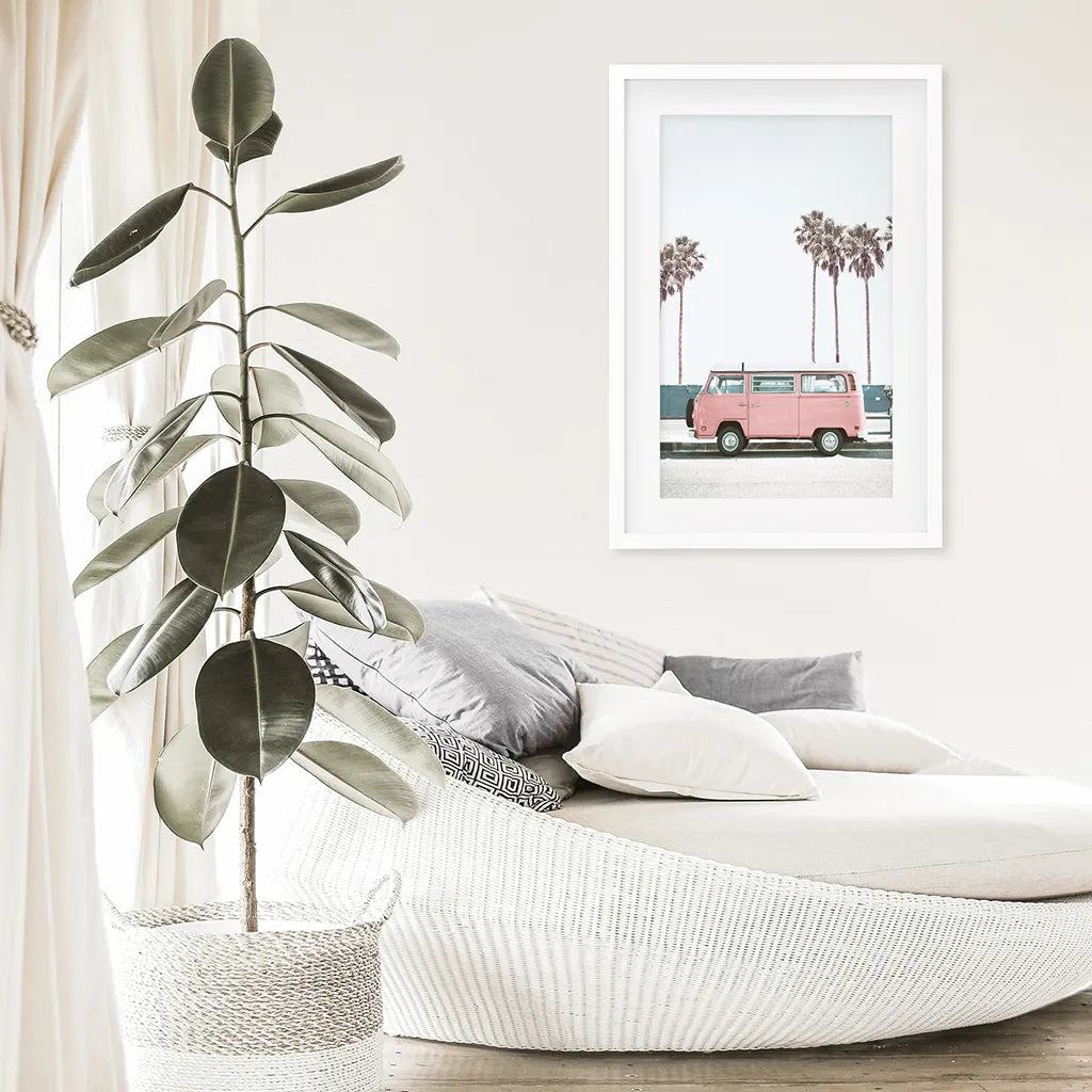 Reise-Deko für die Wand mit rosa Van. Kalifornischer Sommer