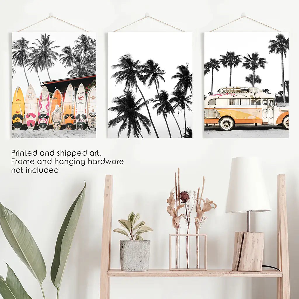 Schwarze und orangefarbene Surf-Kunstdrucke. Bus, Palmen, Surfbretter