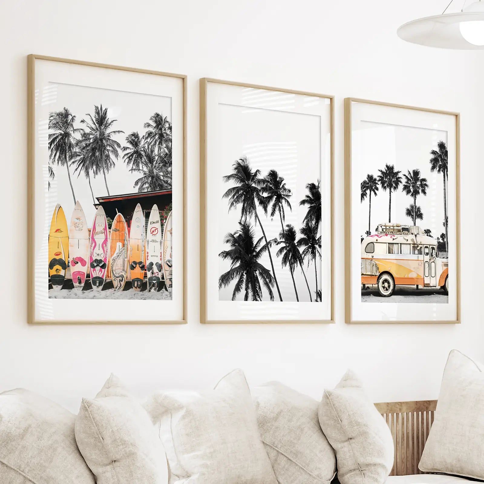 Schwarze und orangefarbene Surf-Kunstdrucke. Bus, Palmen, Surfbretter