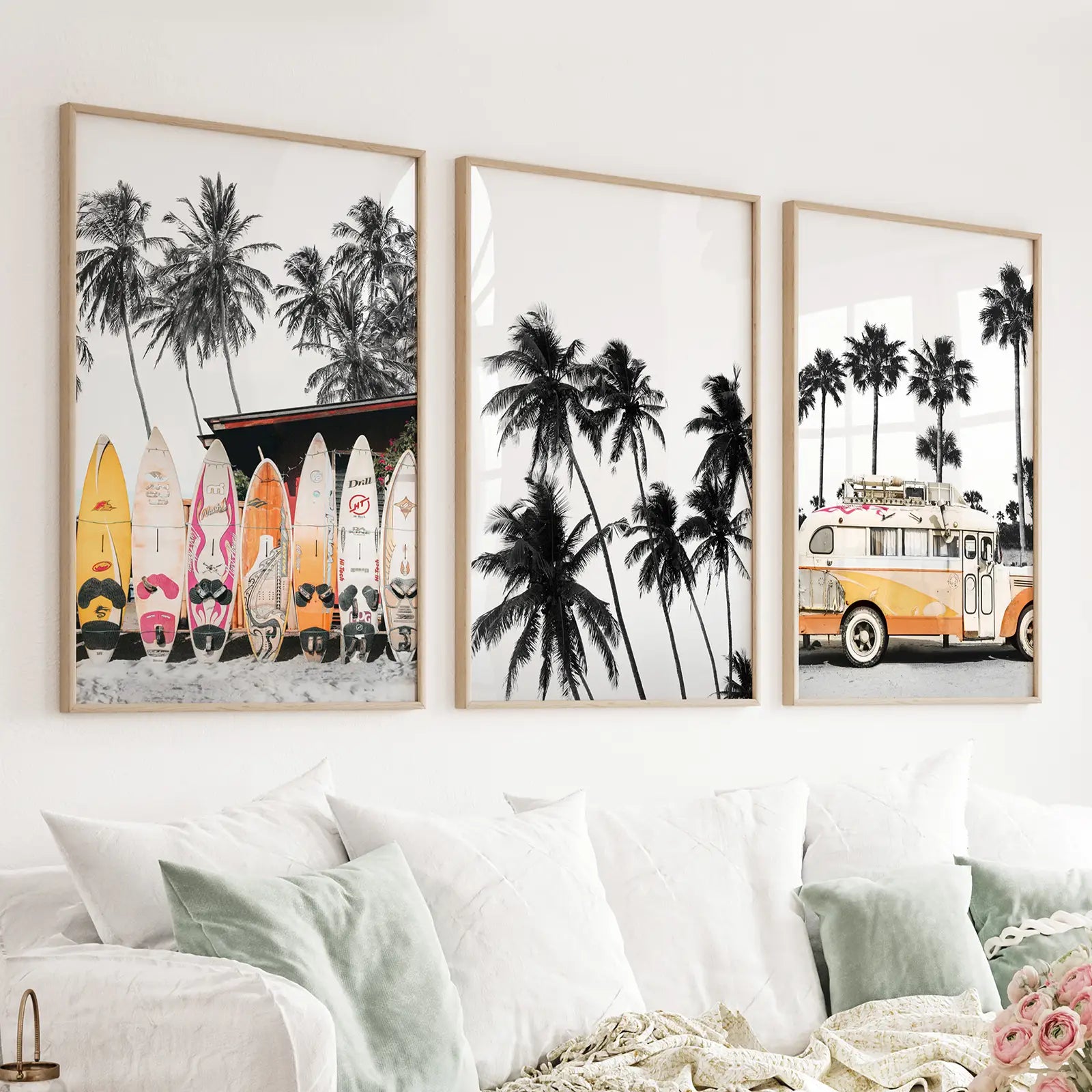 Schwarze und orangefarbene Surf-Kunstdrucke. Bus, Palmen, Surfbretter