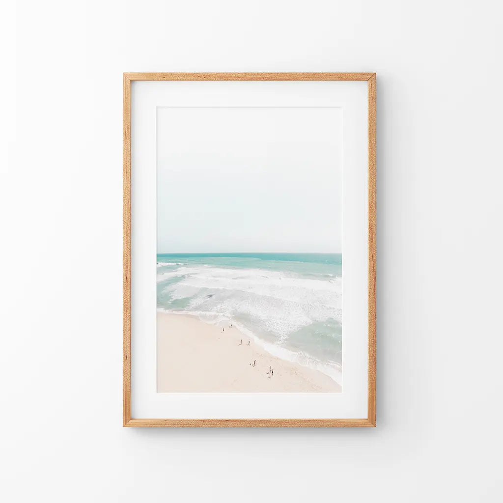 Neutrales Sommerfoto. Blaue Meereswellen, Sandstrand