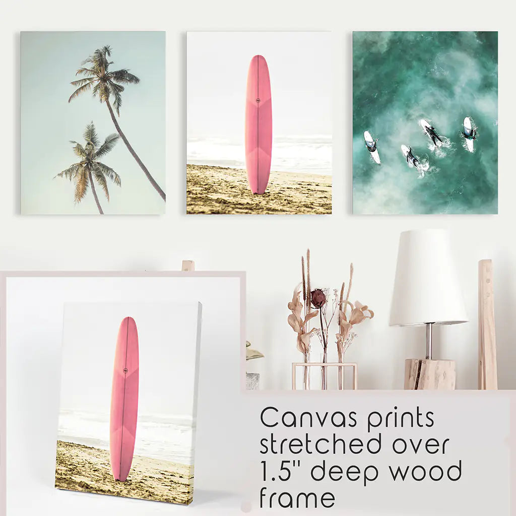 Rosa Surfbrett Wandkunst. Pastellstrand, Wellen, Tropische Palmen