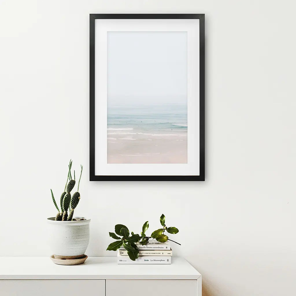 Pastellrosa Strand und blaue Wellen. Moderner Meer-Kunstdruck