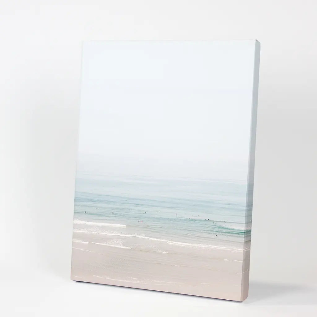 Pastellrosa Strand und blaue Wellen. Moderner Meer-Kunstdruck