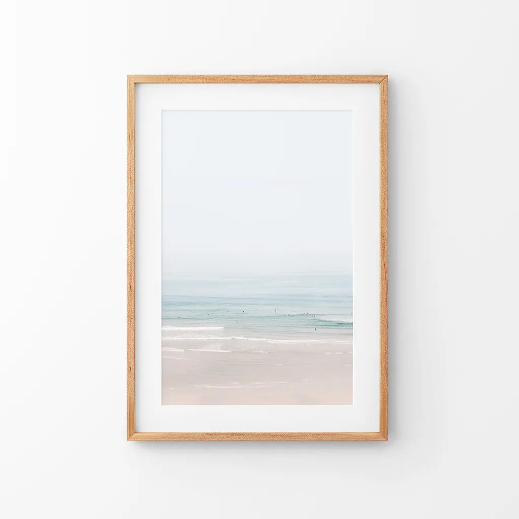Pastellrosa Strand und blaue Wellen. Moderner Meer-Kunstdruck