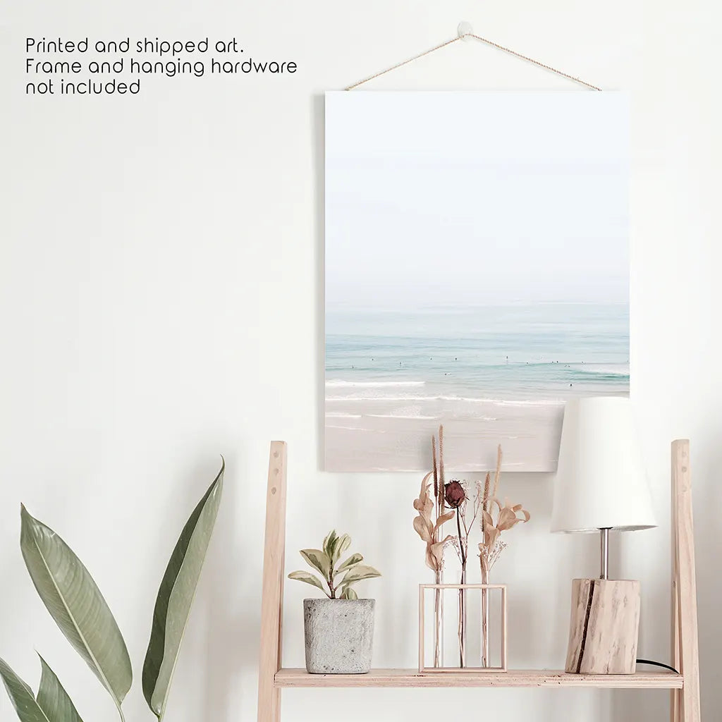 Pastellrosa Strand und blaue Wellen. Moderner Meer-Kunstdruck
