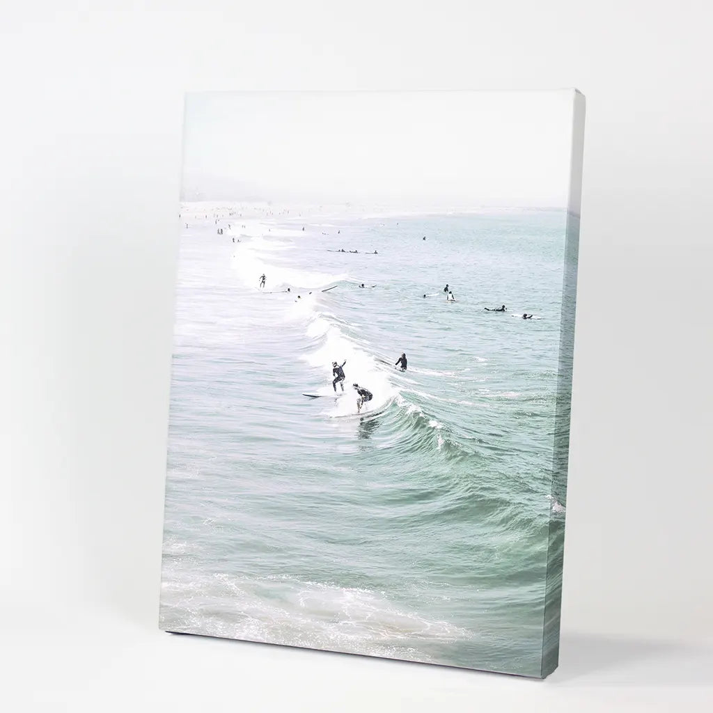 Pastellfarbener kalifornischer Stranddruck. Surfer und Meereswellen